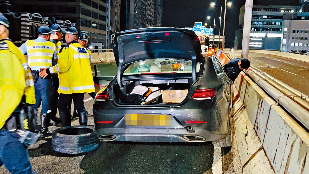 豪華房車失控撞向左邊及右邊石壆,損毀嚴重,司機逃離現場。