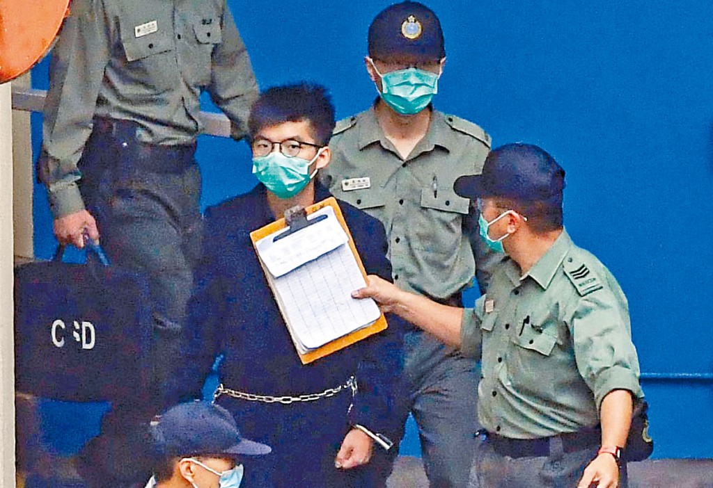 法官下令黃之鋒(圖)及周庭須為警方支付六萬六千元訟費。