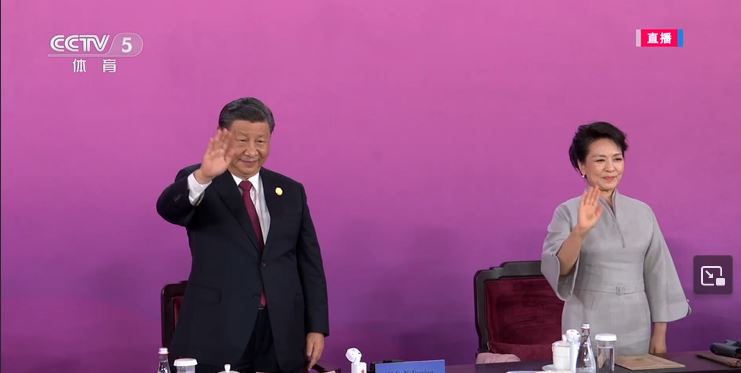 習近平和夫人向中國代表團揮手。