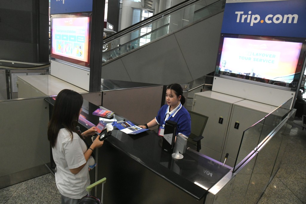 機場管理局與旅行社合作推出專為在香港機場轉機，且中途停留時間長於7小時的旅客而設的「免費中轉遊」服務。資料圖片