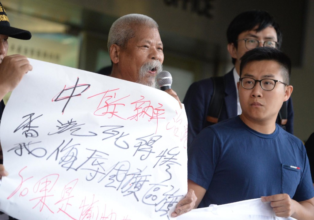 今早社民連成員到庭外叫口號，支持古思堯。