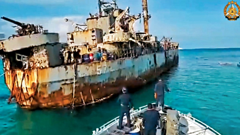 今年9月，菲律賓曾派民船向「坐灘」軍艦送補給。