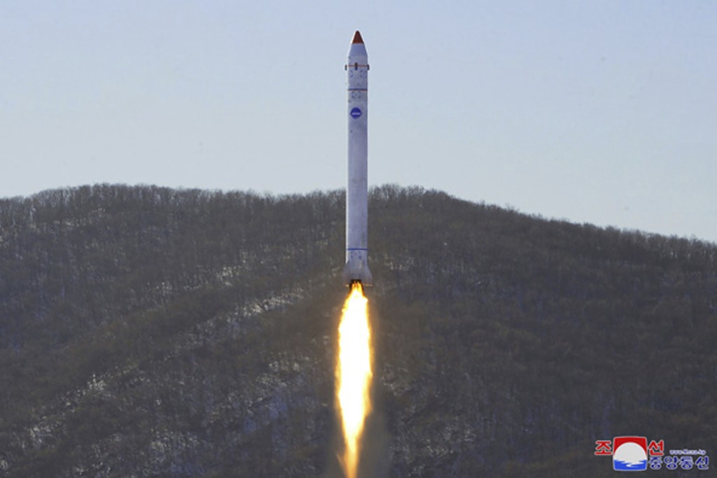 金與正又暗示，將以正常發射仰角發射洲際彈道導彈，並用粗言回應南韓專家就北韓日前射彈作出的評價。AP