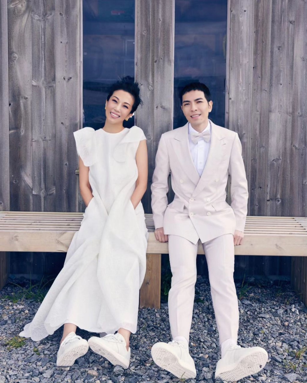 今日萧敬腾和林有慧分别在社交平台报喜，宣布今日（19日）定为结婚日。