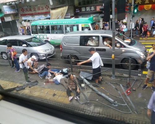 傷者倒臥安全島。 馬路的事討論區fb/網民莫振雄圖