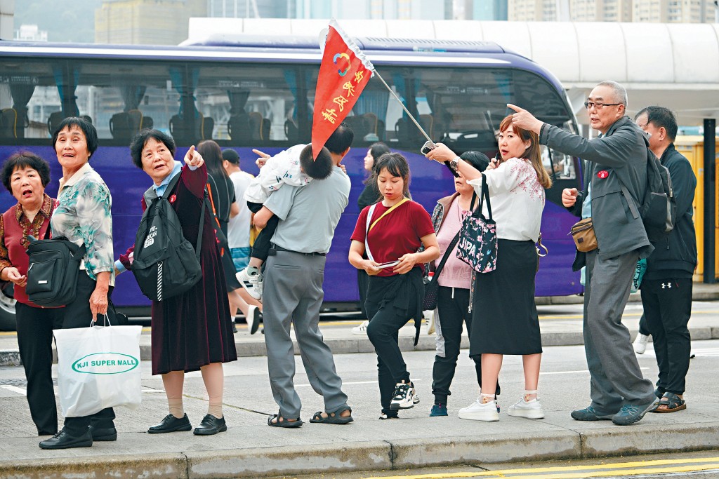 香港旅遊業僱員總會理事長林志挺指,現時全職導遊僅約4000人。