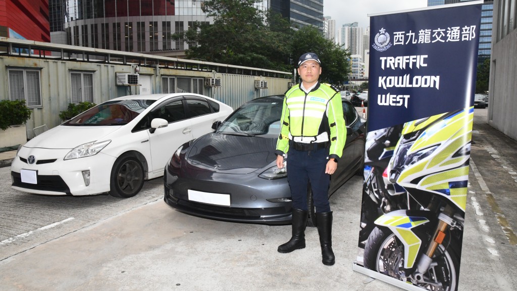 警放蛇打擊白牌車 截獲兩司機扣查車輛