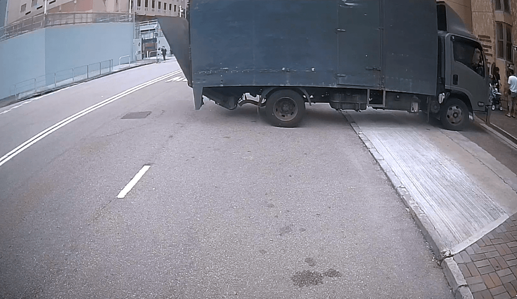 貨車停泊在路中。fb：車cam L（香港群組）