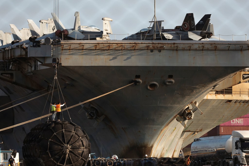 美軍航空母艦林肯號被傳媒發現艦身嚴重鏽蝕。路透社