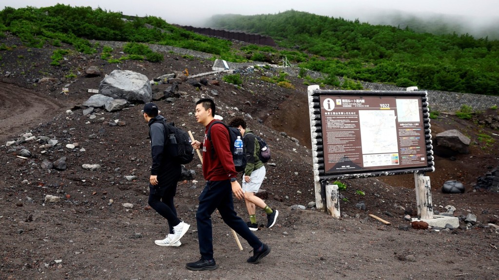 富士山今年登山季吸引20万人次。路透社