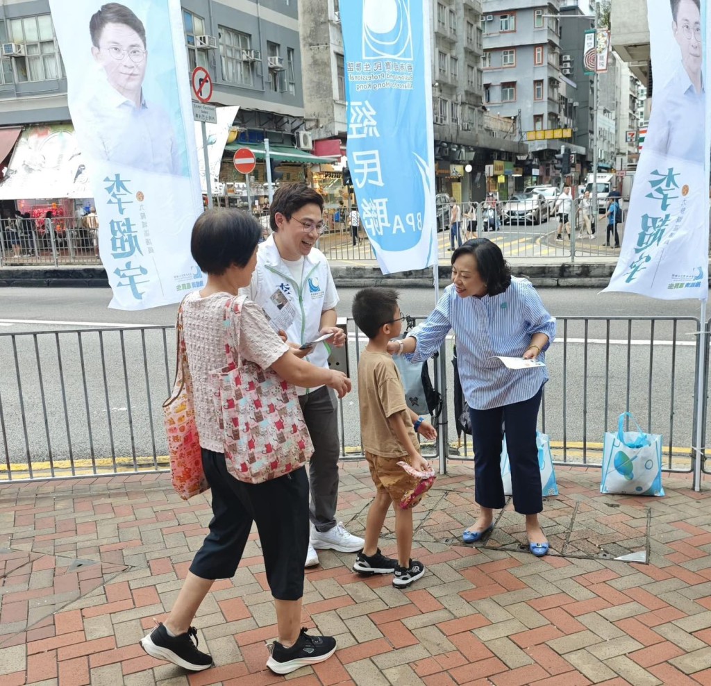 麥美娟指街站是接觸市民的最傳統方法。麥美娟fb