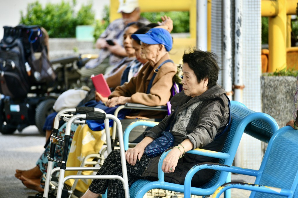 本港老齡化持續,獨居長者數目上升。資料圖片 本港老齡化持續,獨居長者數目上升。資料圖片