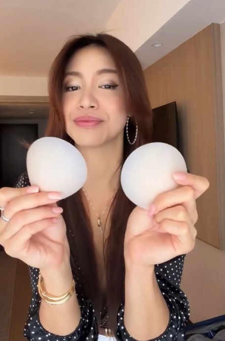 雷莊𠒇於鏡頭前除下乳墊。 雷莊𠒇於鏡頭前除下乳墊。