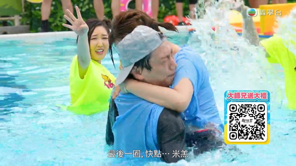 龍婷玩《大師兄Welcome Summer大激戰》,肉緊得將顏米羔的頭按壓在自己胸前。 龍婷玩《大師兄Welcome Summer大激戰》,肉緊得將顏米羔的頭按壓在自己胸前。