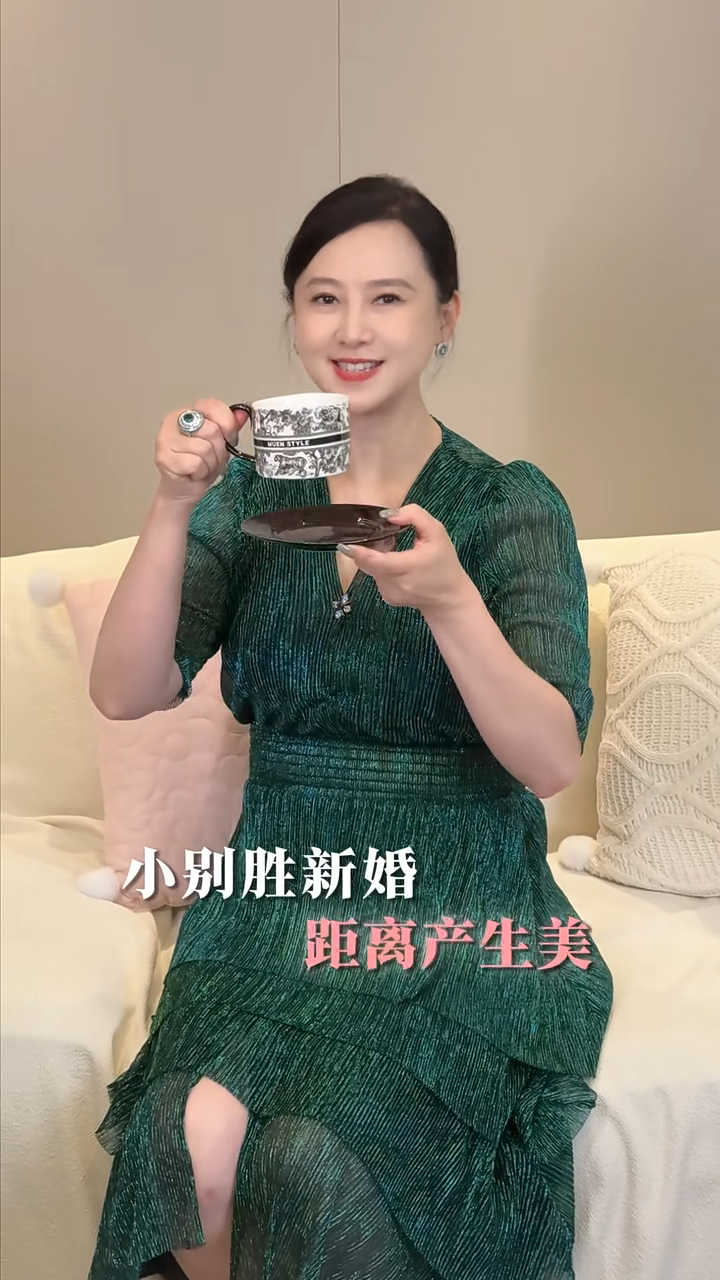 翁虹說:「一開始啊,我的家人都覺得夫妻身處異地、異國會影響感情的,恰恰相反,我和我老公分居之後,感情一點都沒有受影響,反而會覺得更好了,就應驗了那句『小別勝新婚,距離產生美』。 翁虹說:「一開始啊,我的家人都覺得夫妻身處異地、異國會影響感情的,恰恰相反,我和我老公分居之後,感情一點都沒有受影響,反而會覺得更好了,就應驗了那句『小別勝新婚,距離產生美』。