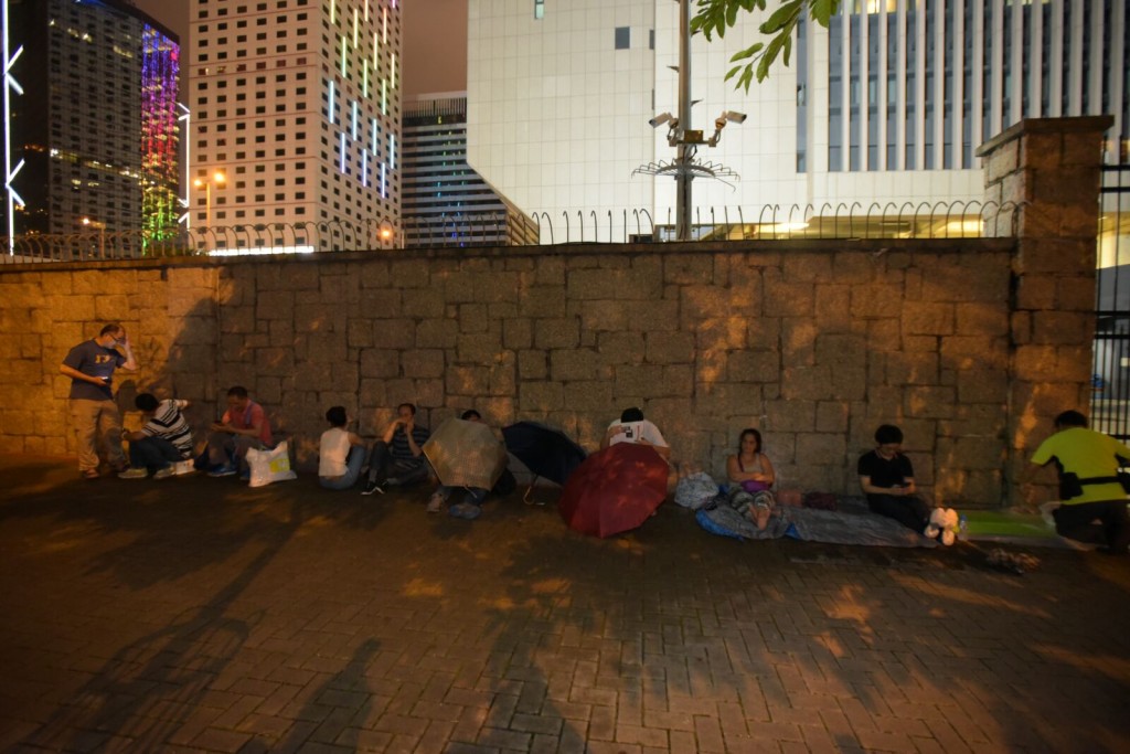 晚上已經有市民在中環軍營外通宵排隊輪候。黃文威攝