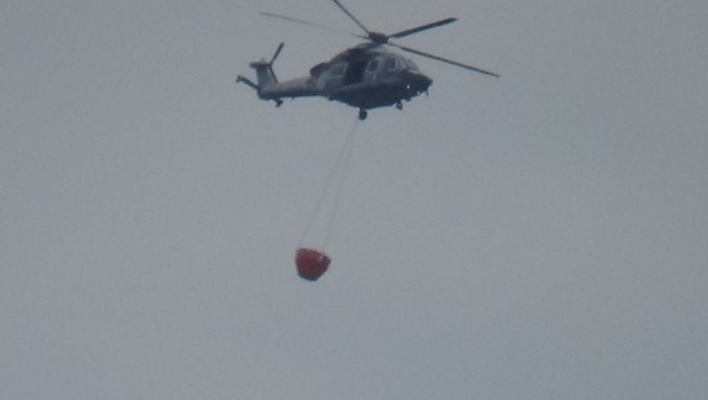 政府飛行服務隊派出直升機到場掟水彈救火。蔡楚輝攝