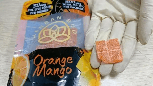 标示香橙芒果味的大麻软糖。