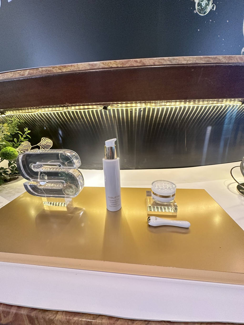 Sisley 活膚再生延美活源精華針對熟齡肌面對的衰老問題。