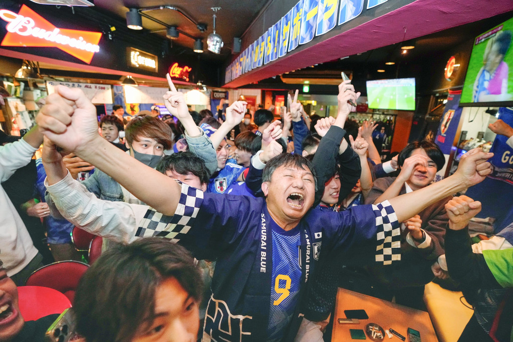 日本球迷在東京酒吧慶祝。 AP