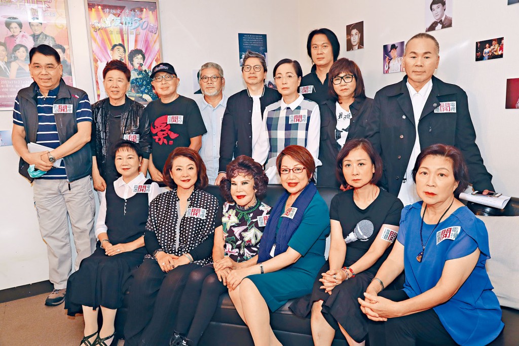 ■一班歌手、炳哥的生前好友齐录制特辑纪念他。