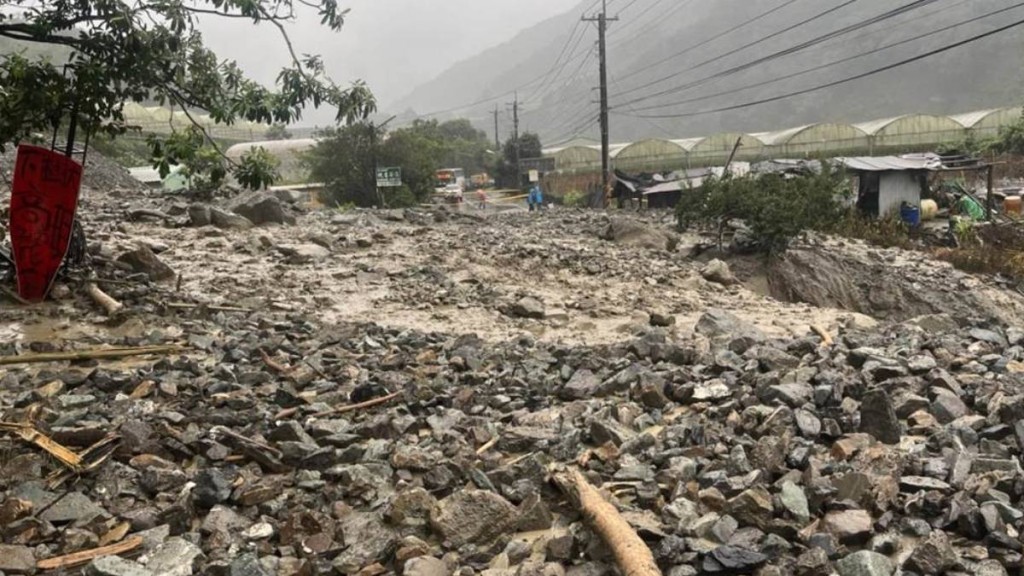 海葵颱風登陸後為台灣帶來風雨，東埔溫泉聯外道路、投95線4.3公里處野溪發土石流。（圖：中時新聞網）