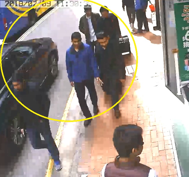 5名找換店職員(黃圈)護送現鈔。閉路電視