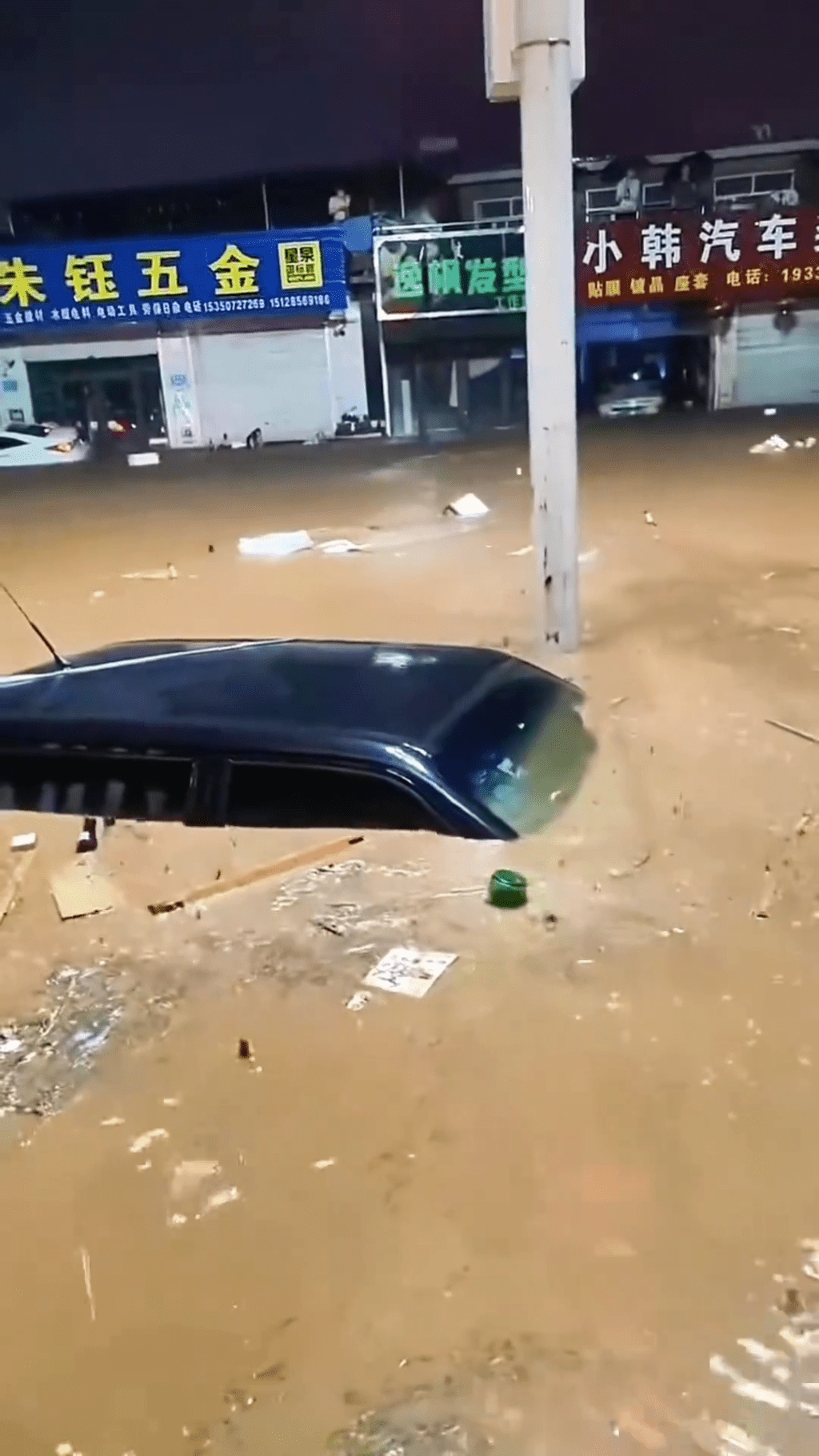 河北寬城強降雨,12日晚馬路被浸,汽車幾乎被淹沒頂。 河北寬城強降雨,12日晚馬路被浸,汽車幾乎被淹沒頂。
