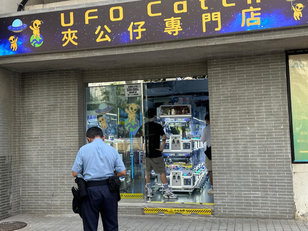 警方到場調查。 警方到場調查。