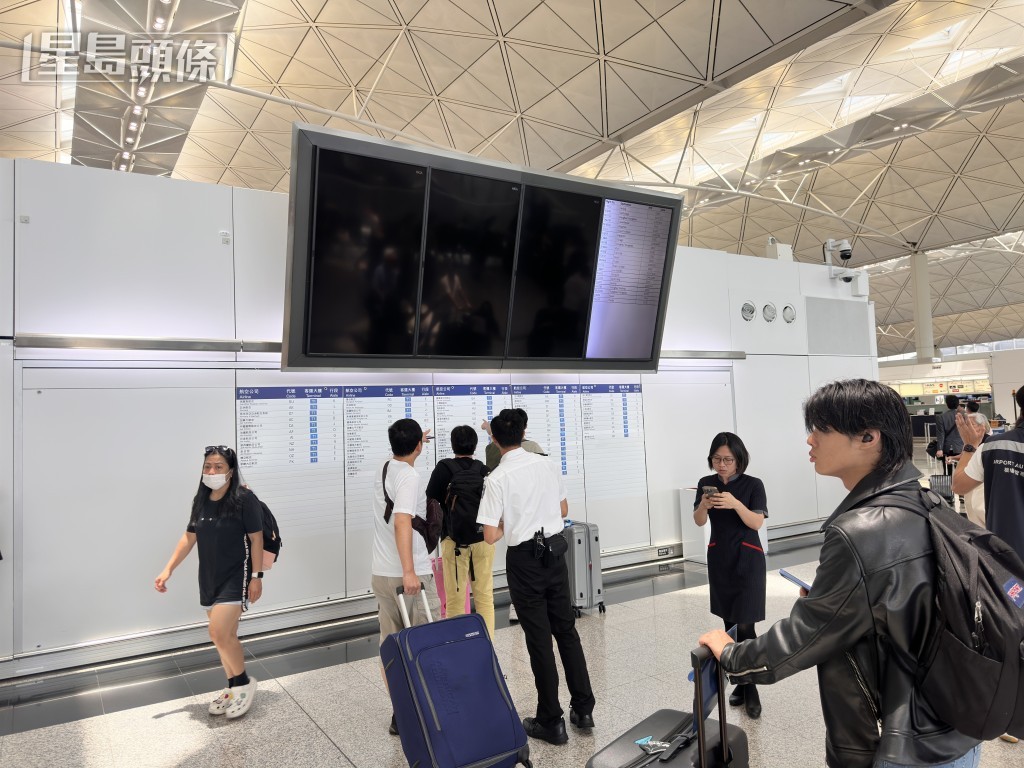 機場客運大樓的航班顯示系統上月23日出現故障，大樓的電子屏幕、網站和手機應用程式未能即時更新航班資訊。資料圖片