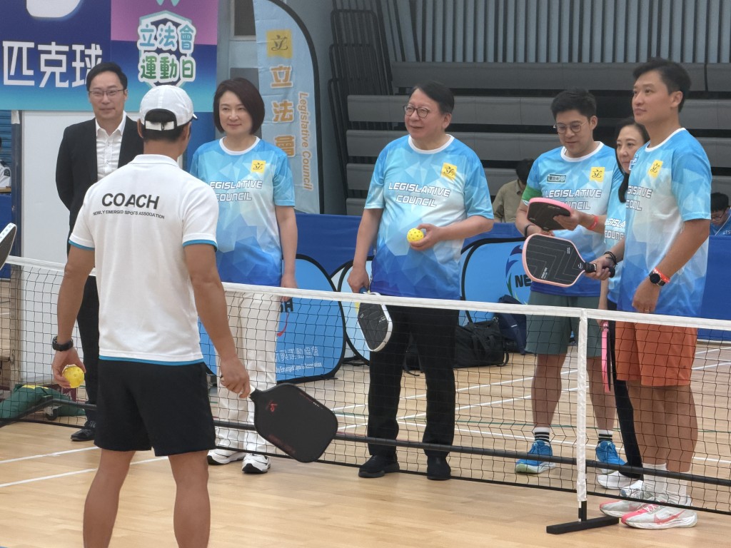 場內設有多個體驗區，讓參加者試玩傳統運動如乒乓球、羽毛球及手球。