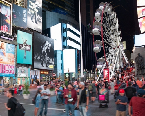 紐約曼克頓街頭現摩天輪。網上圖片