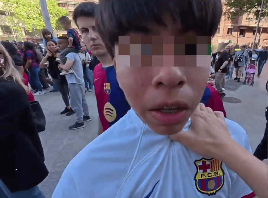 被要求致歉,辱華巴塞球迷連聲「say sorry」。 被要求致歉,辱華巴塞球迷連聲「say sorry」。