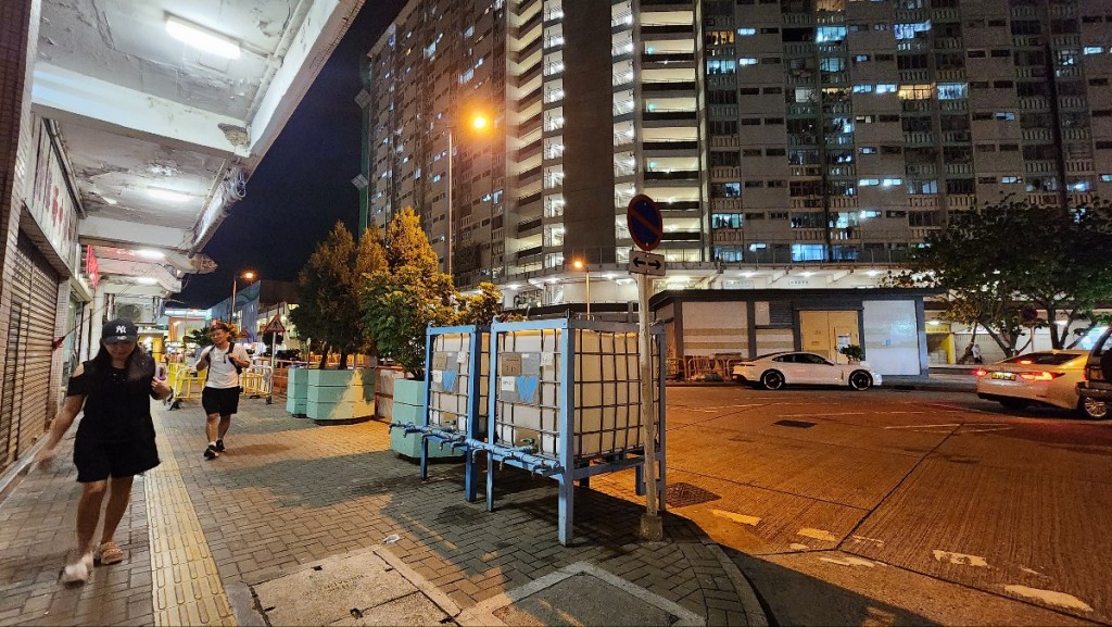 水務署在三聖邨一帶放置大量水箱,又安排水車供居民備用。黃文威攝 水務署在三聖邨一帶放置大量水箱,又安排水車供居民備用。黃文威攝