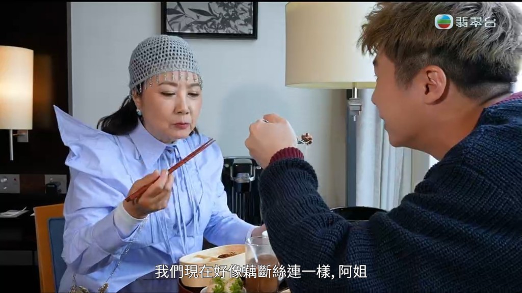 汪明荃與周奕瑋撐枱腳。 汪明荃與周奕瑋撐枱腳。