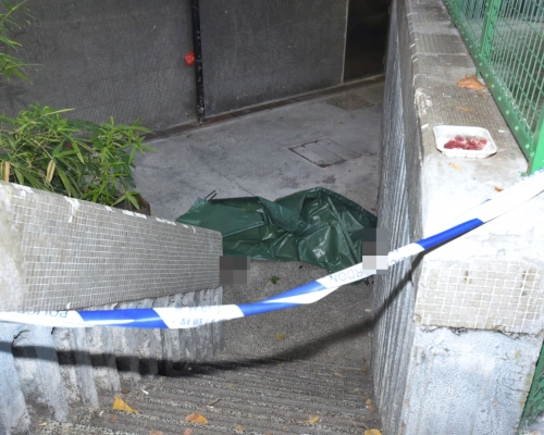 警員以帳篷遮蓋屍體。
