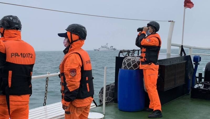 台湾海巡人员在马祖海域搜寻大陆坠海失踪渔民。