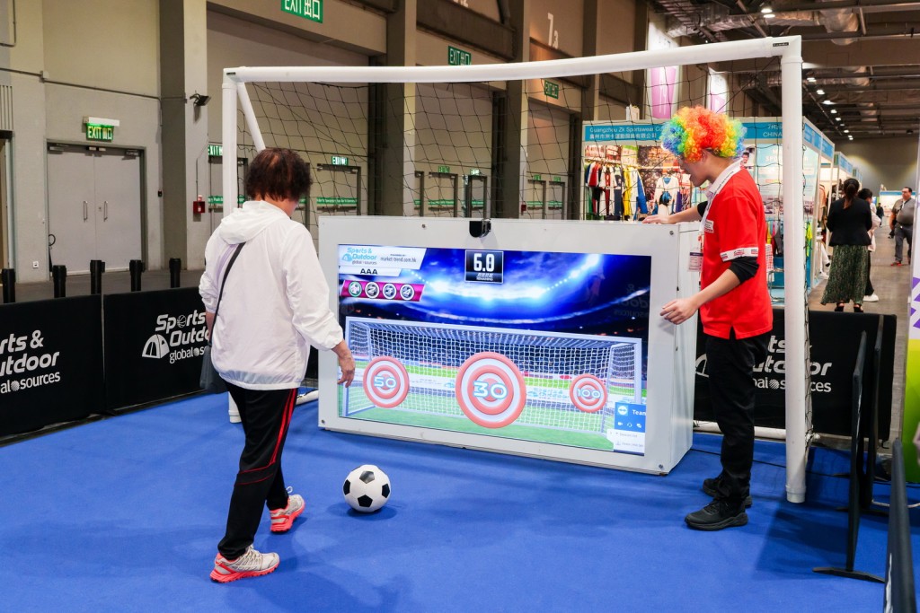 會場內設足球體驗區，讓買家率先感受世界盃熱度。