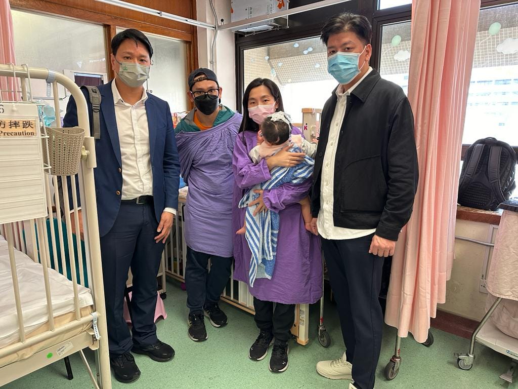 立法会议员邓家彪与关注团体香港关怀力量到屯门医院探访小雪儿。香港关怀力量FB图片