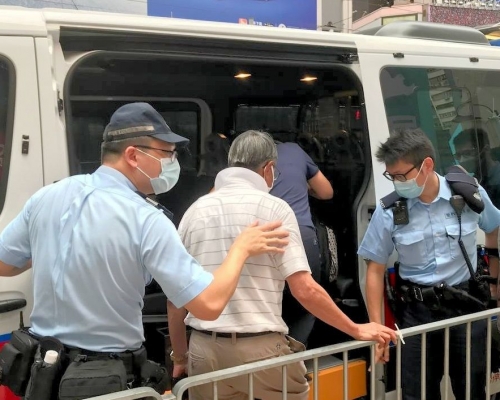 警員將懷疑施襲者帶上警車。社民連FB圖片