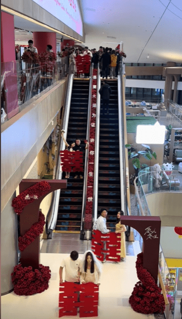 新疆赛里木湖景区的婚姻登记中心5月20日凌晨爆满来自全国各地的新人前来办理结婚证。  抖音
