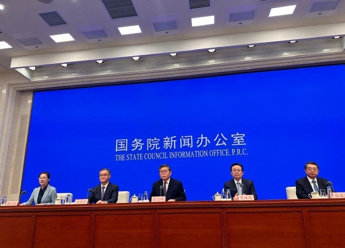 国家发改委党组成员郭兰峰（中）。
