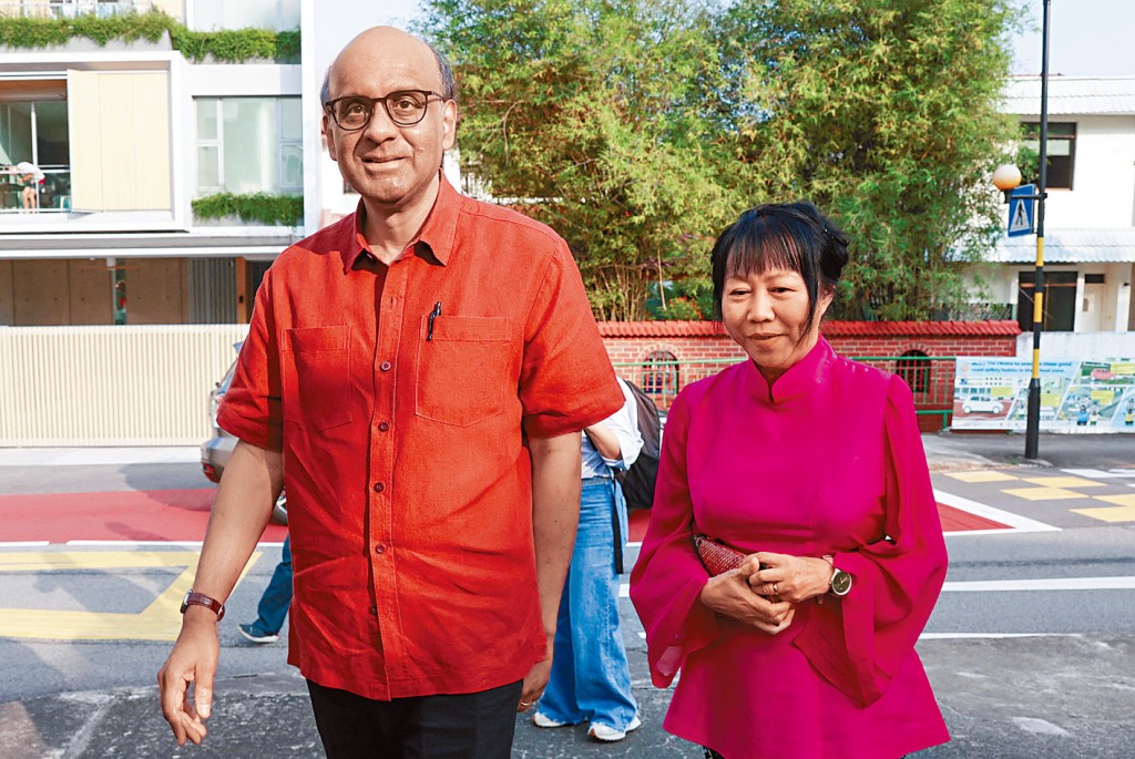 尚達曼昨天與妻子前往票站投票。