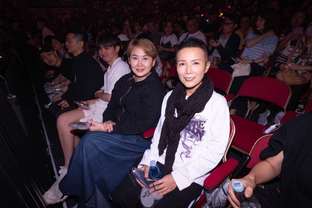 乳癌復發的吳文忻和湯寶如坐在第一行。