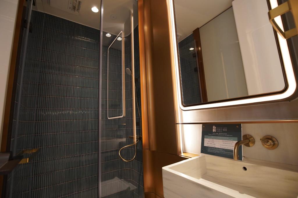 浴室采时尚设计，企缸采湖水绿墙身属近期新盘少见。