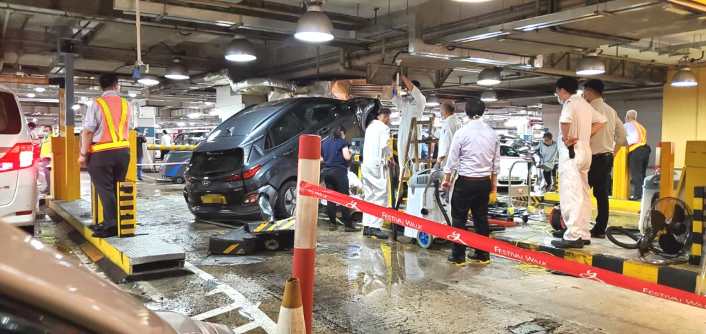 又一城停車場私家車衝上閘機直插更亭。