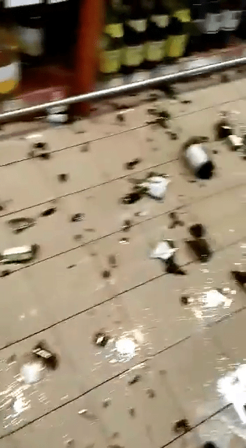 地上满是摔破酒瓶的碎片。网图