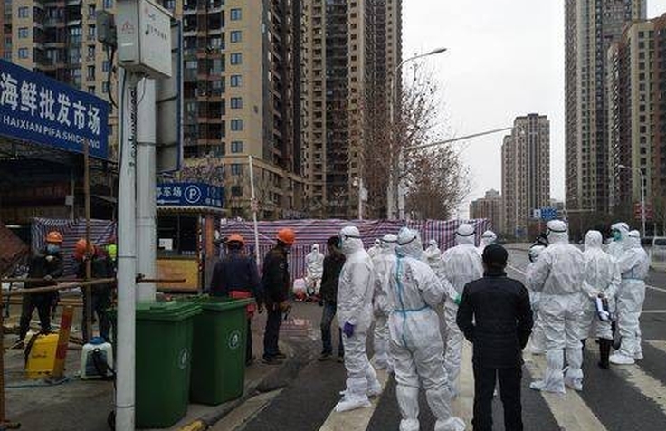 華南海鮮市場昨天開始大規模消毒工作,預計3天內消毒完畢並清空存物。(網圖)