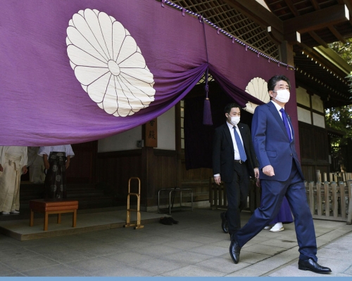 日本前首相安倍參拜靖國神社。AP圖片