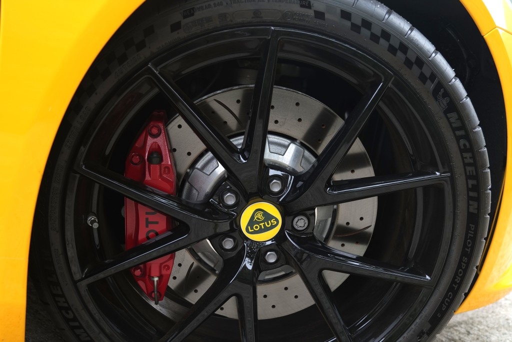 莲花Lotus Emira V6 First Edition配用19寸軨及Pilot Sport Cup 2车胎。